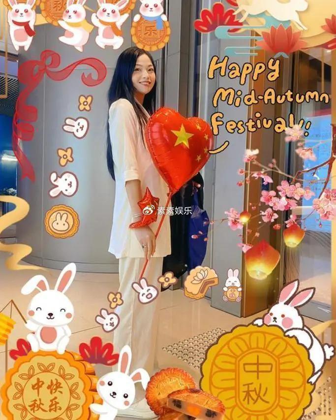 36岁女友陪72岁李龙基过中秋迎国庆，女友在豪宅中秀恩爱