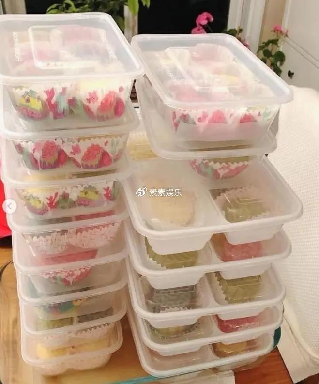 36岁女友陪72岁李龙基过中秋迎国庆，女友在豪宅中秀恩爱