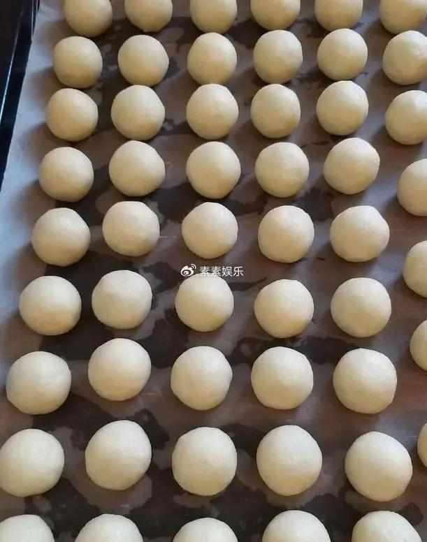 36岁女友陪72岁李龙基过中秋迎国庆，女友在豪宅中秀恩爱