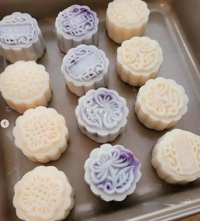 36岁女友陪72岁李龙基过中秋迎国庆，女友在豪宅中秀恩爱