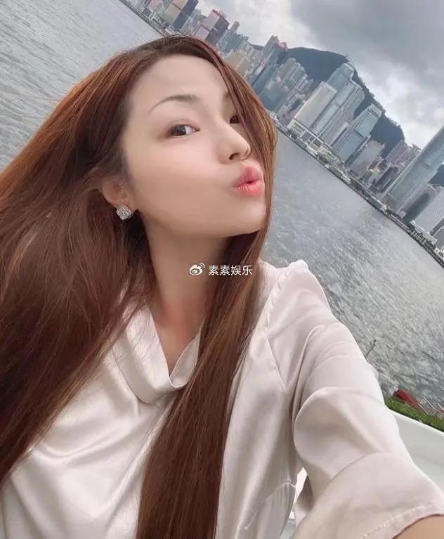 36岁女友陪72岁李龙基过中秋迎国庆，女友在豪宅中秀恩爱