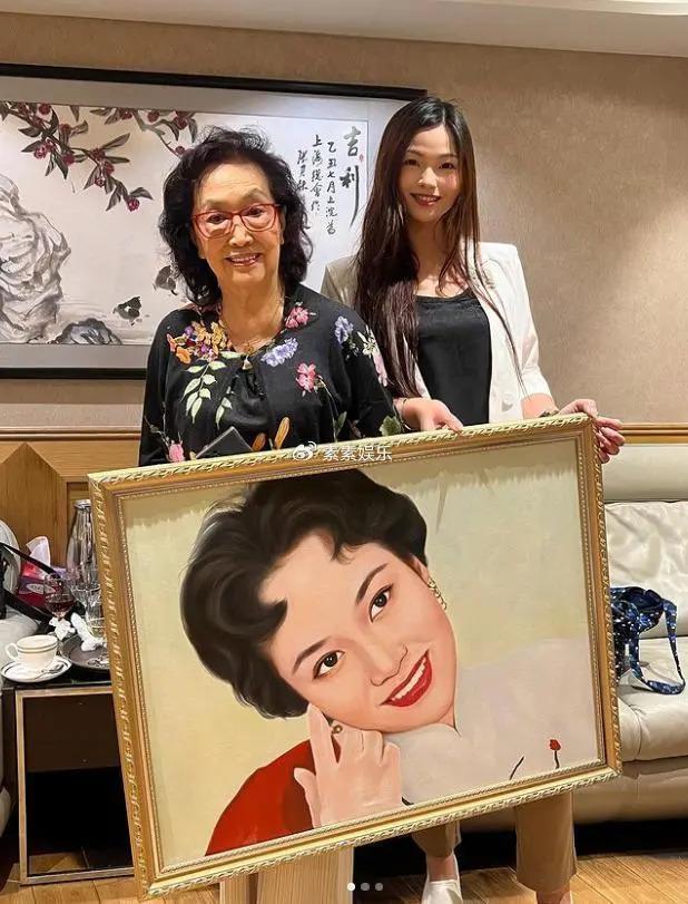 36岁女友陪72岁李龙基过中秋迎国庆，女友在豪宅中秀恩爱