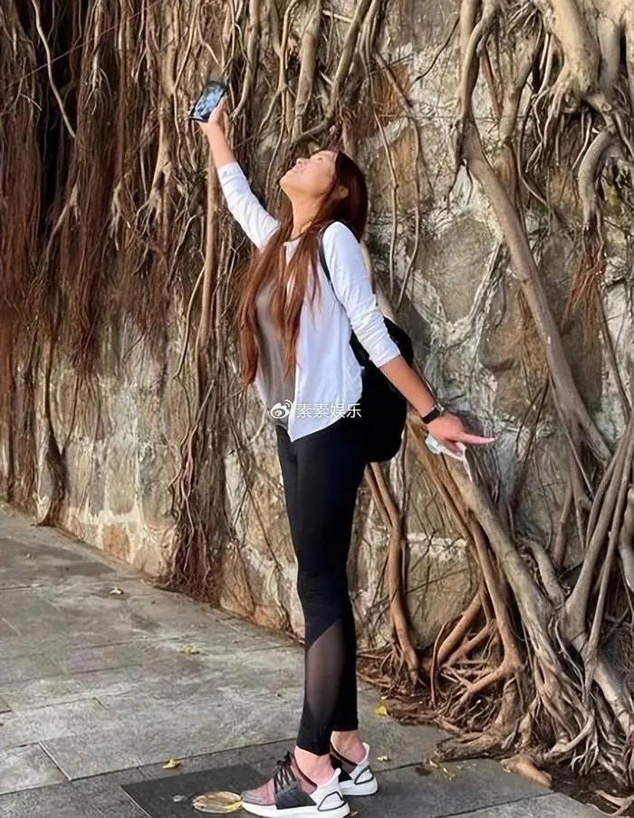 36岁女友陪72岁李龙基过中秋迎国庆，女友在豪宅中秀恩爱