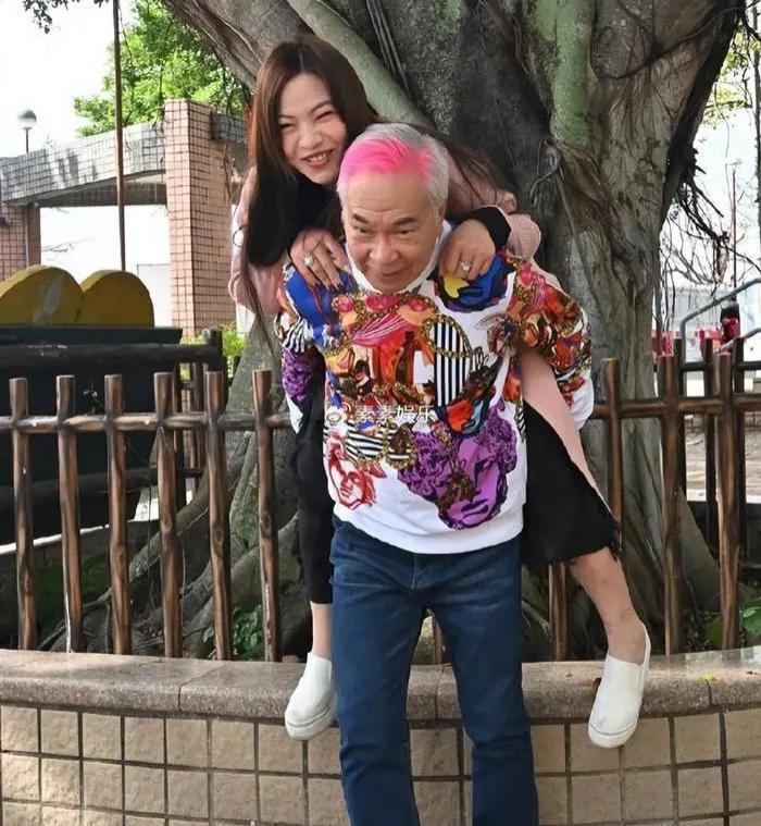 36岁女友陪72岁李龙基过中秋迎国庆，女友在豪宅中秀恩爱