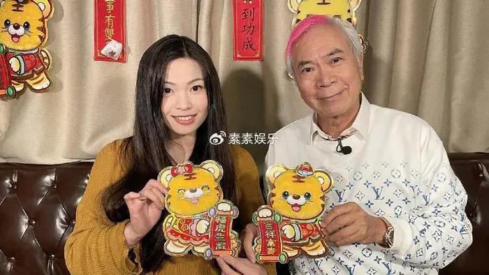 36岁女友陪72岁李龙基过中秋迎国庆，女友在豪宅中秀恩爱