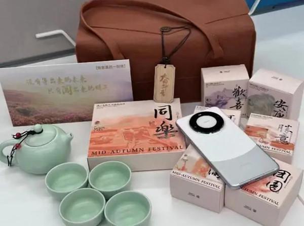 华为工作人员辟谣中秋送Mate60：提供一线零售的随身样机