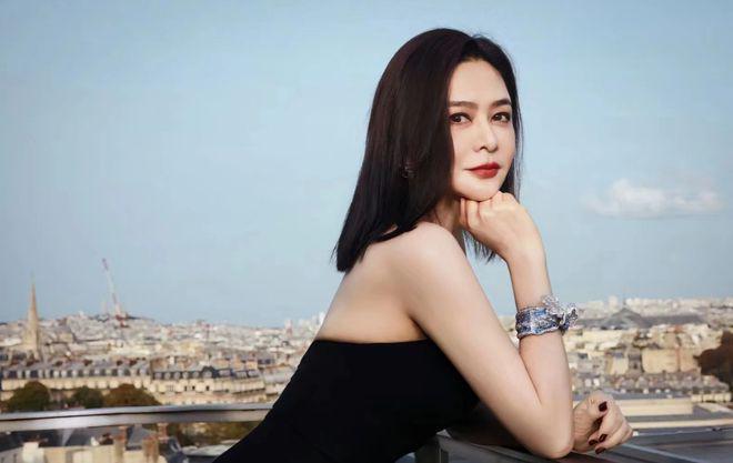 61岁关之琳现身巴黎，抹胸黑裙好高雅，身材纤瘦气质佳！