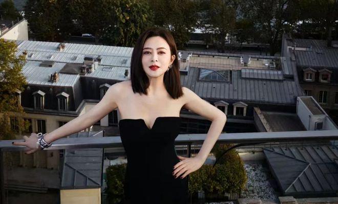 61岁关之琳现身巴黎，抹胸黑裙好高雅，身材纤瘦气质佳！