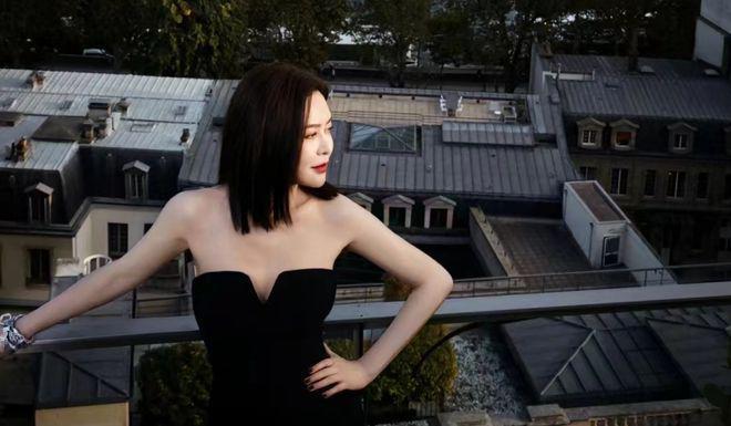 61岁关之琳现身巴黎，抹胸黑裙好高雅，身材纤瘦气质佳！