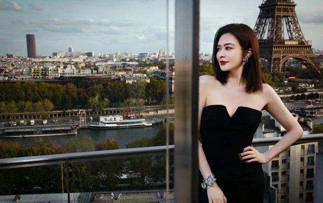 61岁关之琳现身巴黎，抹胸黑裙好高雅，身材纤瘦气质佳！