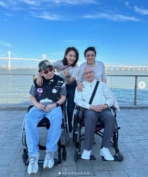 51岁黎姿体力真好，推着弟弟和父亲游澳门，黎婴伸手比耶抢镜头