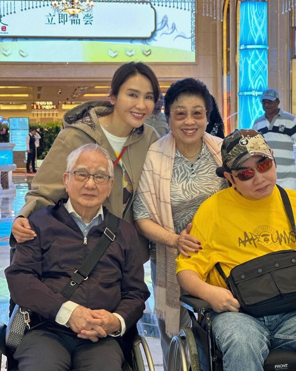 51岁黎姿体力真好，推着弟弟和父亲游澳门，黎婴伸手比耶抢镜头