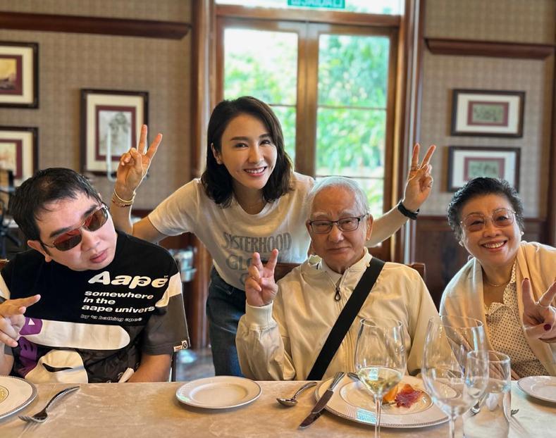 51岁黎姿体力真好，推着弟弟和父亲游澳门，黎婴伸手比耶抢镜头