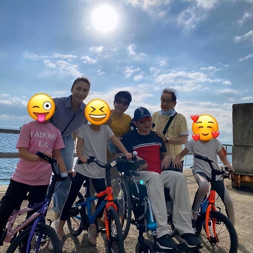 51岁黎姿体力真好，推着弟弟和父亲游澳门，黎婴伸手比耶抢镜头