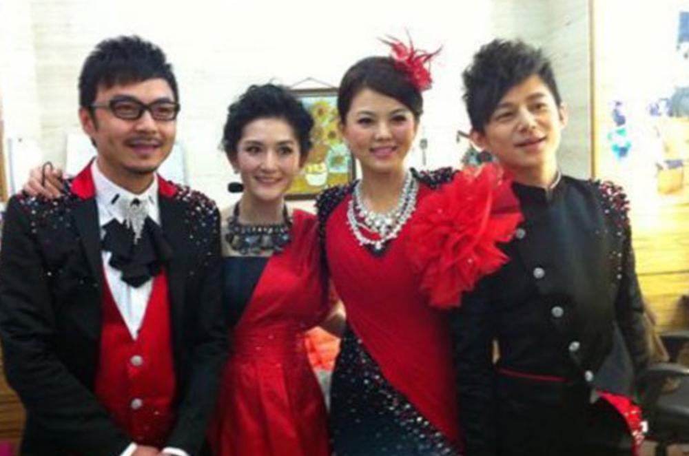 同是女闺蜜，何炅对待李湘和谢娜的态度，为何截然不同？