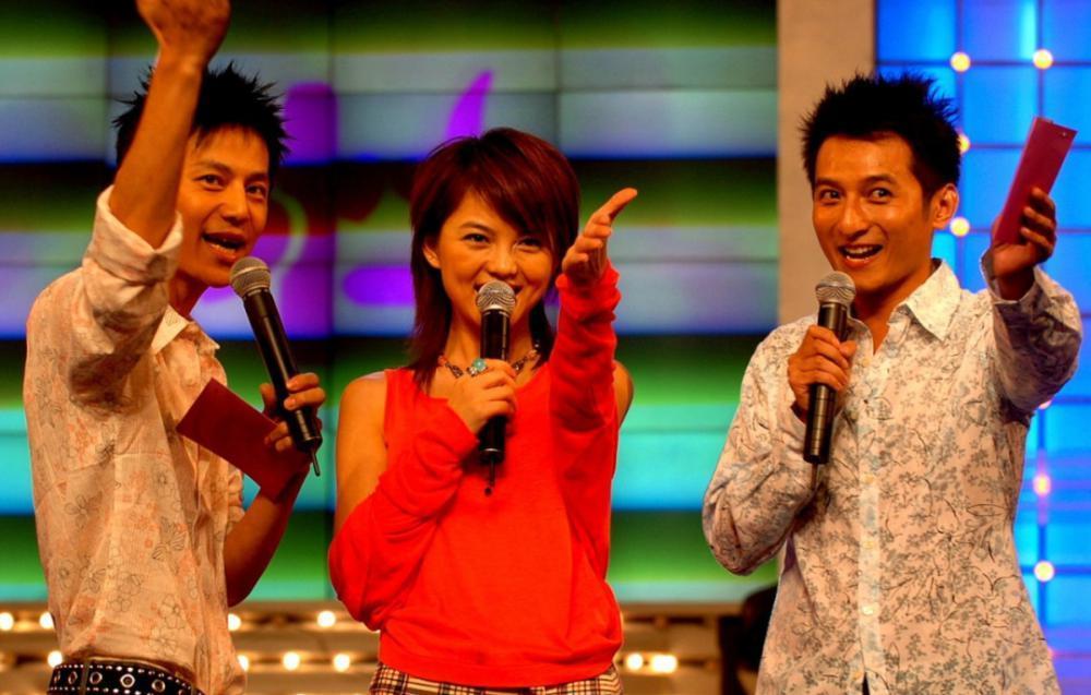 同是女闺蜜，何炅对待李湘和谢娜的态度，为何截然不同？