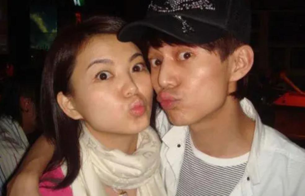 同是女闺蜜，何炅对待李湘和谢娜的态度，为何截然不同？