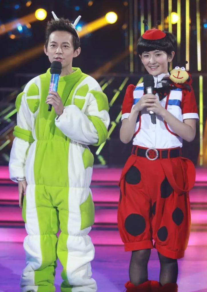 同是女闺蜜，何炅对待李湘和谢娜的态度，为何截然不同？