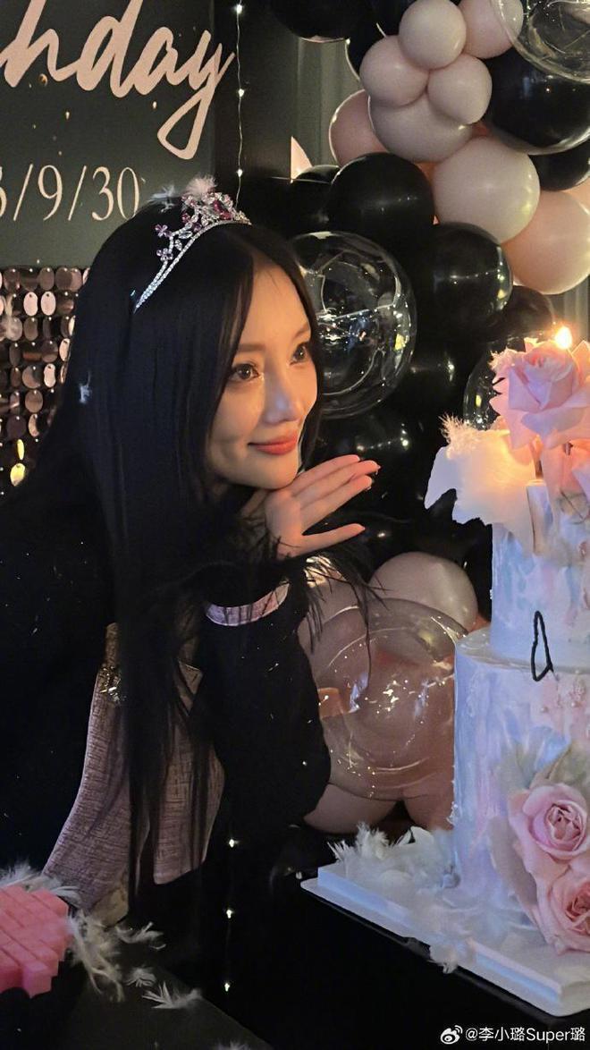 李小璐晒照庆42岁生日，秀曼妙身姿似少女，贾乃亮疑隔空祝福