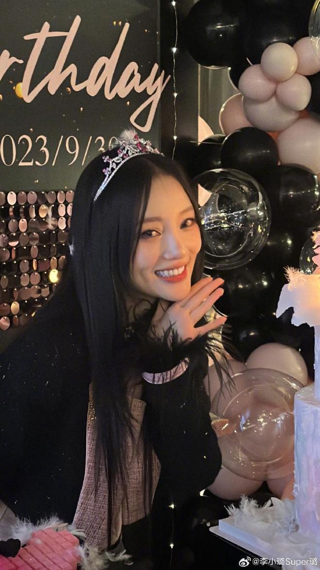 李小璐晒照庆42岁生日，秀曼妙身姿似少女，贾乃亮疑隔空祝福