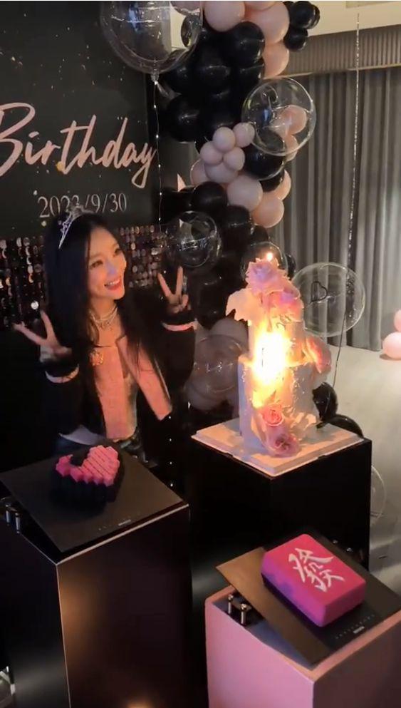 李小璐晒照庆42岁生日，秀曼妙身姿似少女，贾乃亮疑隔空祝福