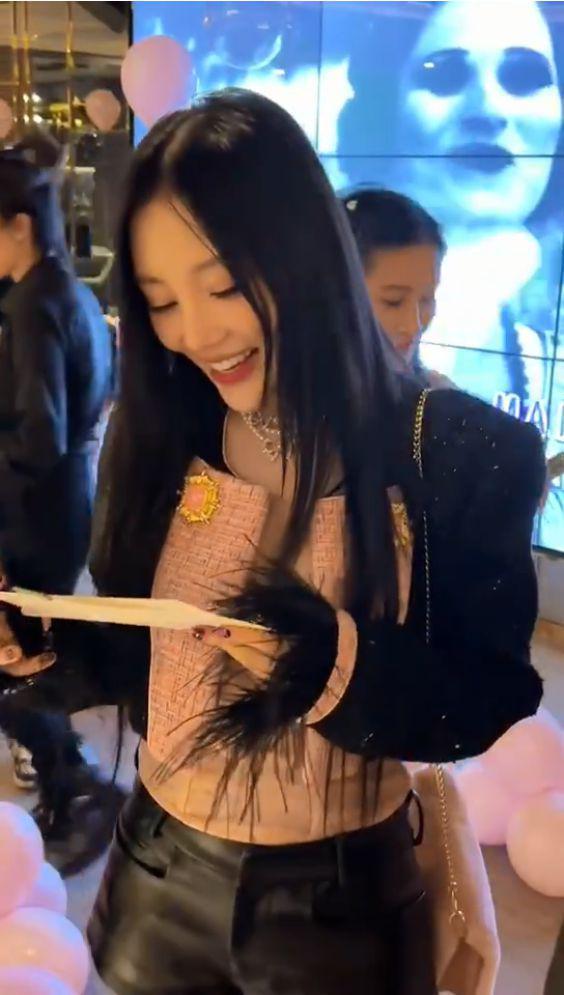 李小璐晒照庆42岁生日，秀曼妙身姿似少女，贾乃亮疑隔空祝福