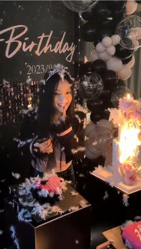 李小璐晒照庆42岁生日，秀曼妙身姿似少女，贾乃亮疑隔空祝福