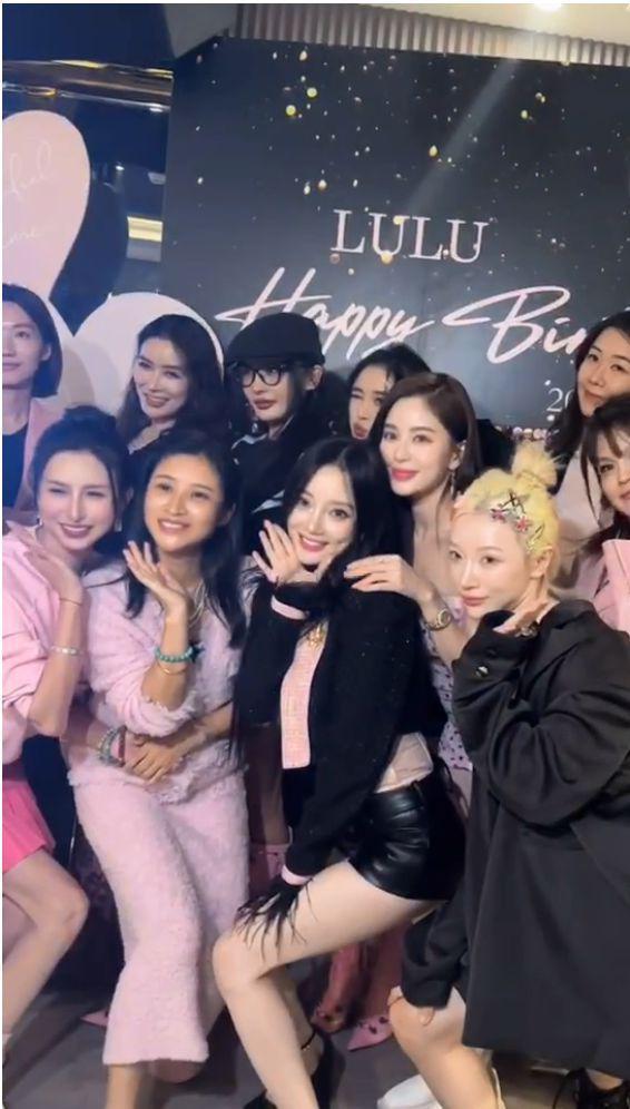 李小璐晒照庆42岁生日，秀曼妙身姿似少女，贾乃亮疑隔空祝福