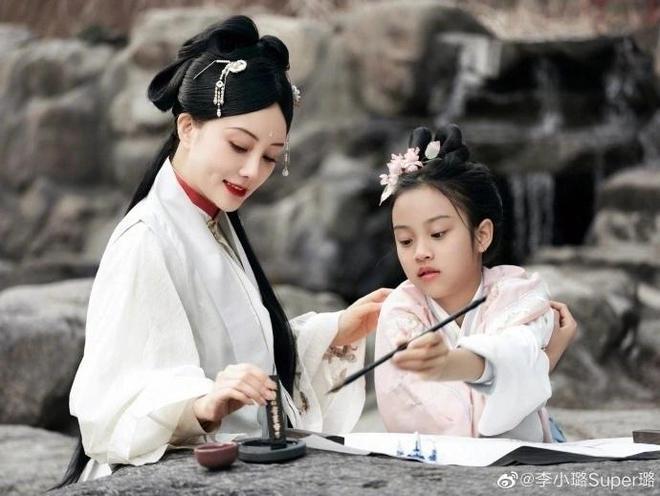 李小璐晒照庆42岁生日，秀曼妙身姿似少女，贾乃亮疑隔空祝福