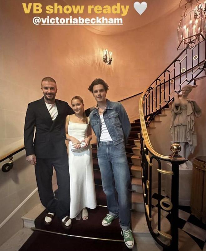 贝克汉姆一家欢聚时装周，小七造型显成熟，布鲁克林夫妇惊喜现身