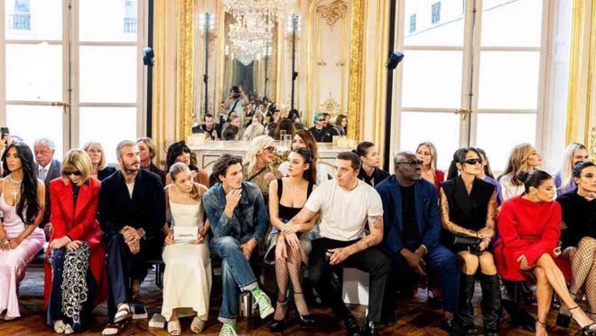 贝克汉姆一家欢聚时装周，小七造型显成熟，布鲁克林夫妇惊喜现身