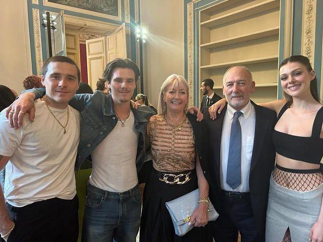 贝克汉姆一家欢聚时装周，小七造型显成熟，布鲁克林夫妇惊喜现身