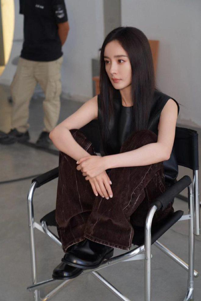 杨幂晒生活美照，哪吒头甜美似少女，现身挤地铁接地气