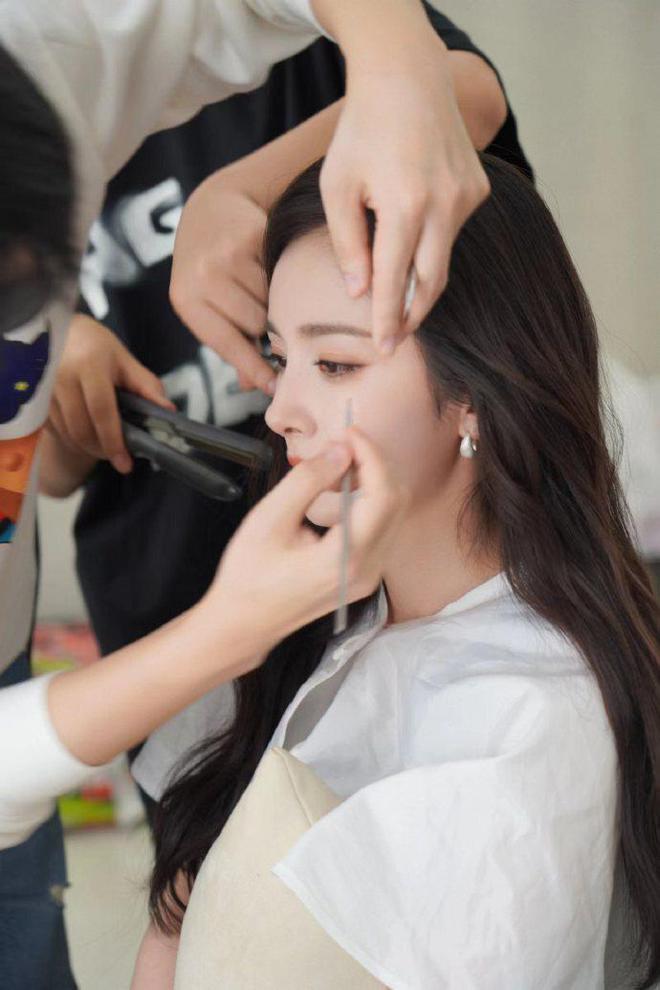 杨幂晒生活美照，哪吒头甜美似少女，现身挤地铁接地气