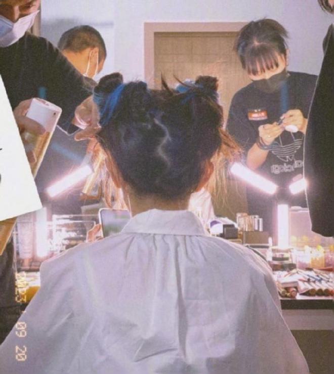 杨幂晒生活美照，哪吒头甜美似少女，现身挤地铁接地气