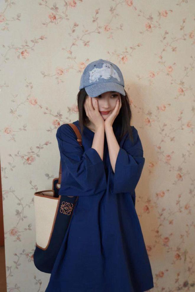 杨幂晒生活美照，哪吒头甜美似少女，现身挤地铁接地气