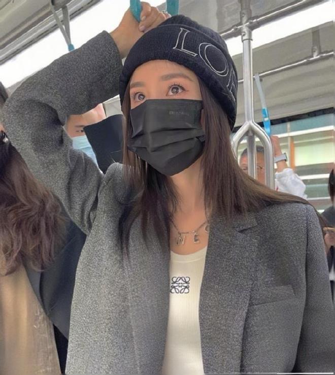 杨幂晒生活美照，哪吒头甜美似少女，现身挤地铁接地气