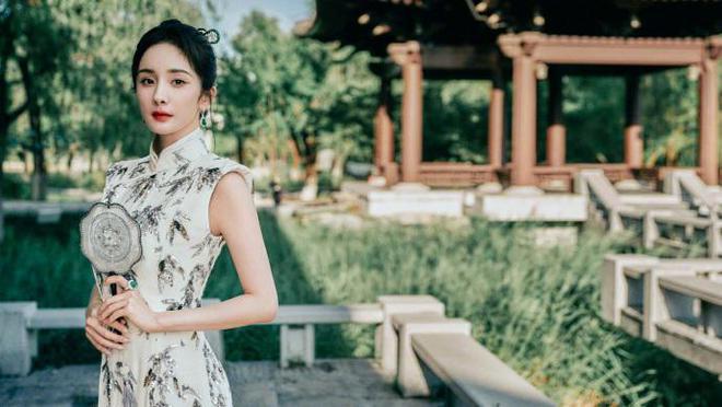 杨幂晒生活美照，哪吒头甜美似少女，现身挤地铁接地气