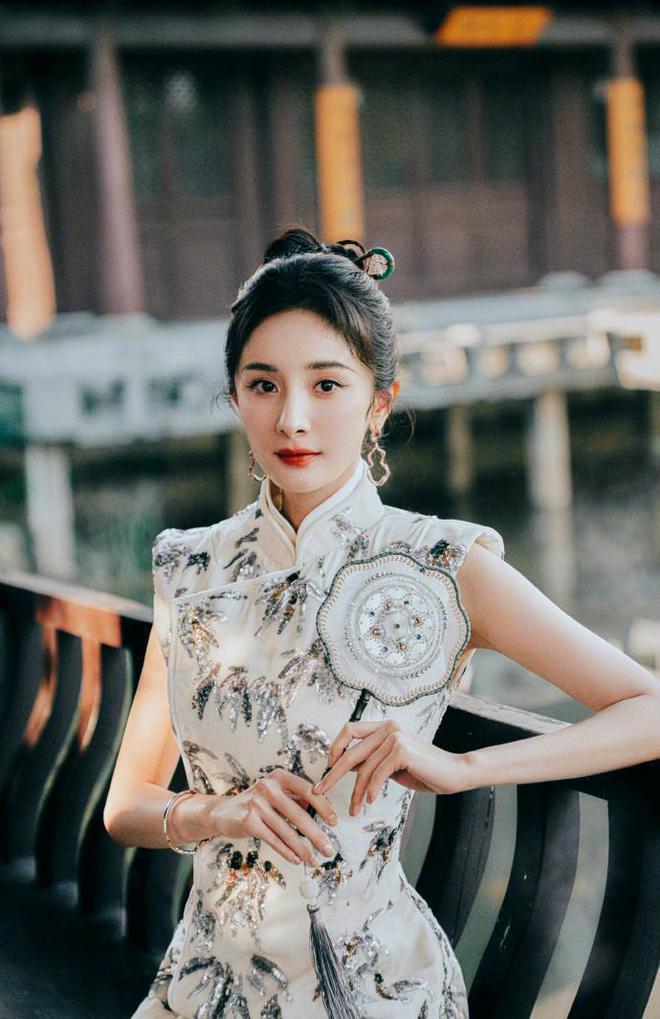 杨幂晒生活美照，哪吒头甜美似少女，现身挤地铁接地气