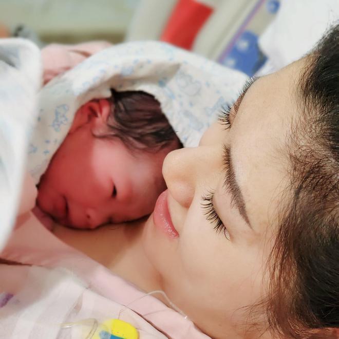 Selina中首次公开儿子全身照，称小腰果吃好睡好妈妈就开心
