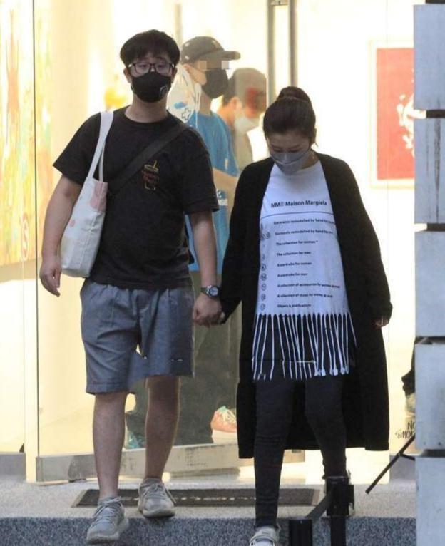 Selina中首次公开儿子全身照，称小腰果吃好睡好妈妈就开心
