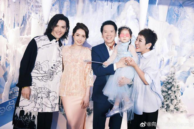 向佐国庆节为3岁女儿庆生，郭碧婷穿得像贵妇