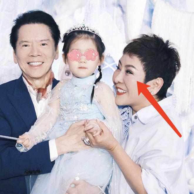 向佐国庆节为3岁女儿庆生，郭碧婷穿得像贵妇