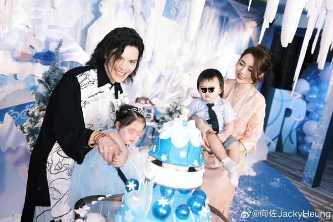 向佐国庆节为3岁女儿庆生，郭碧婷穿得像贵妇