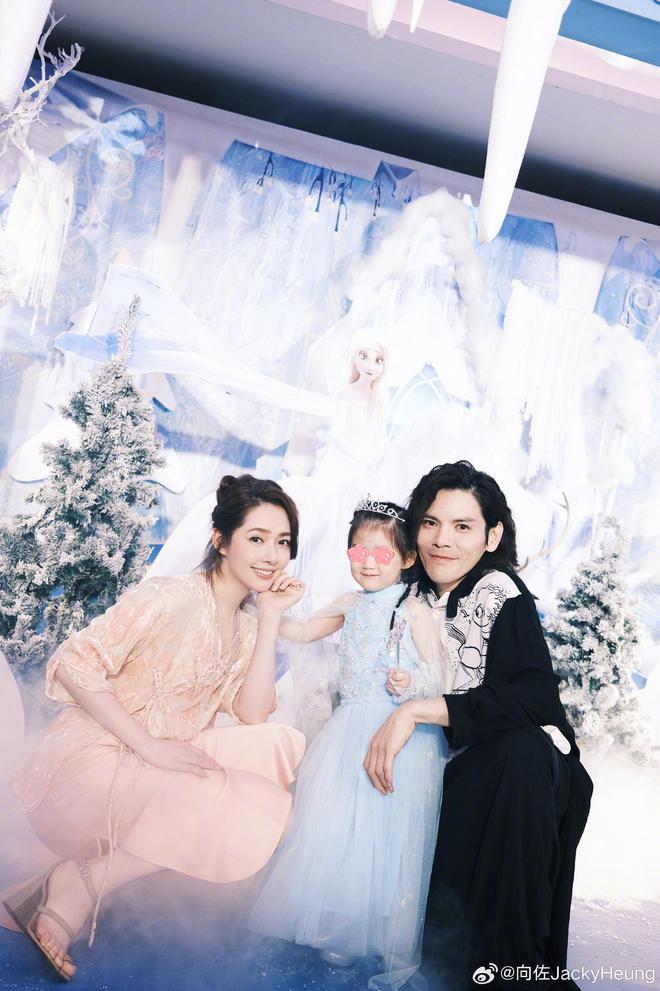 向佐国庆节为3岁女儿庆生，郭碧婷穿得像贵妇