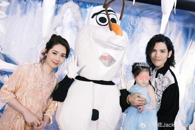 向佐国庆节为3岁女儿庆生，郭碧婷穿得像贵妇