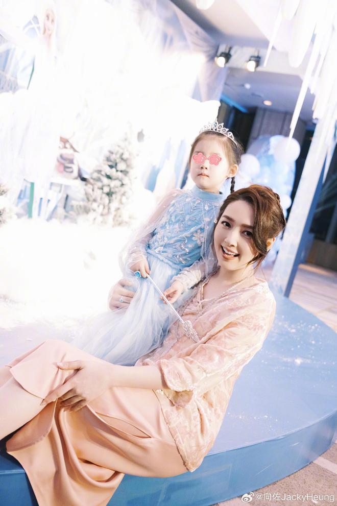 向佐国庆节为3岁女儿庆生，郭碧婷穿得像贵妇