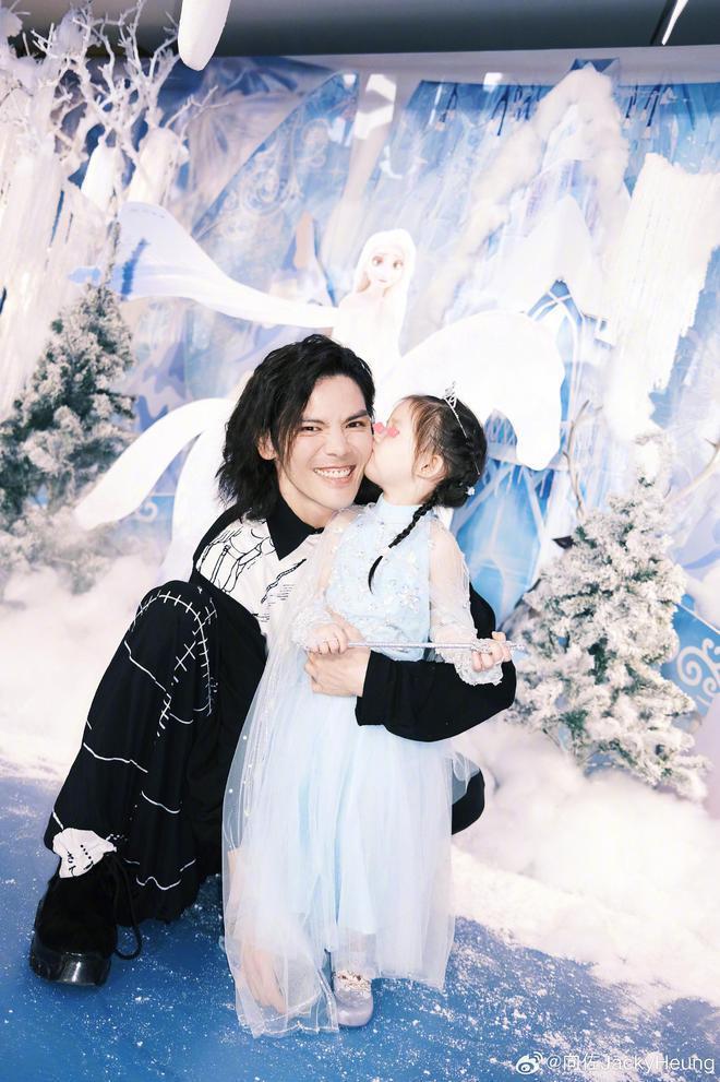 向佐国庆节为3岁女儿庆生，郭碧婷穿得像贵妇