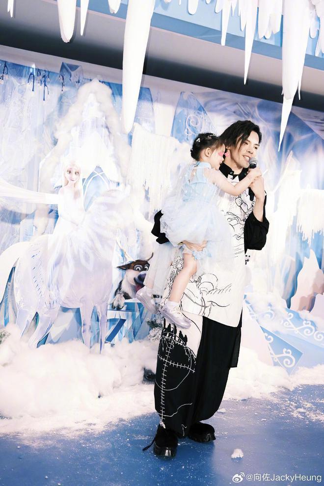 向佐国庆节为3岁女儿庆生，郭碧婷穿得像贵妇