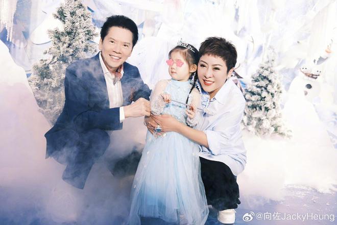 向佐国庆节为3岁女儿庆生，郭碧婷穿得像贵妇